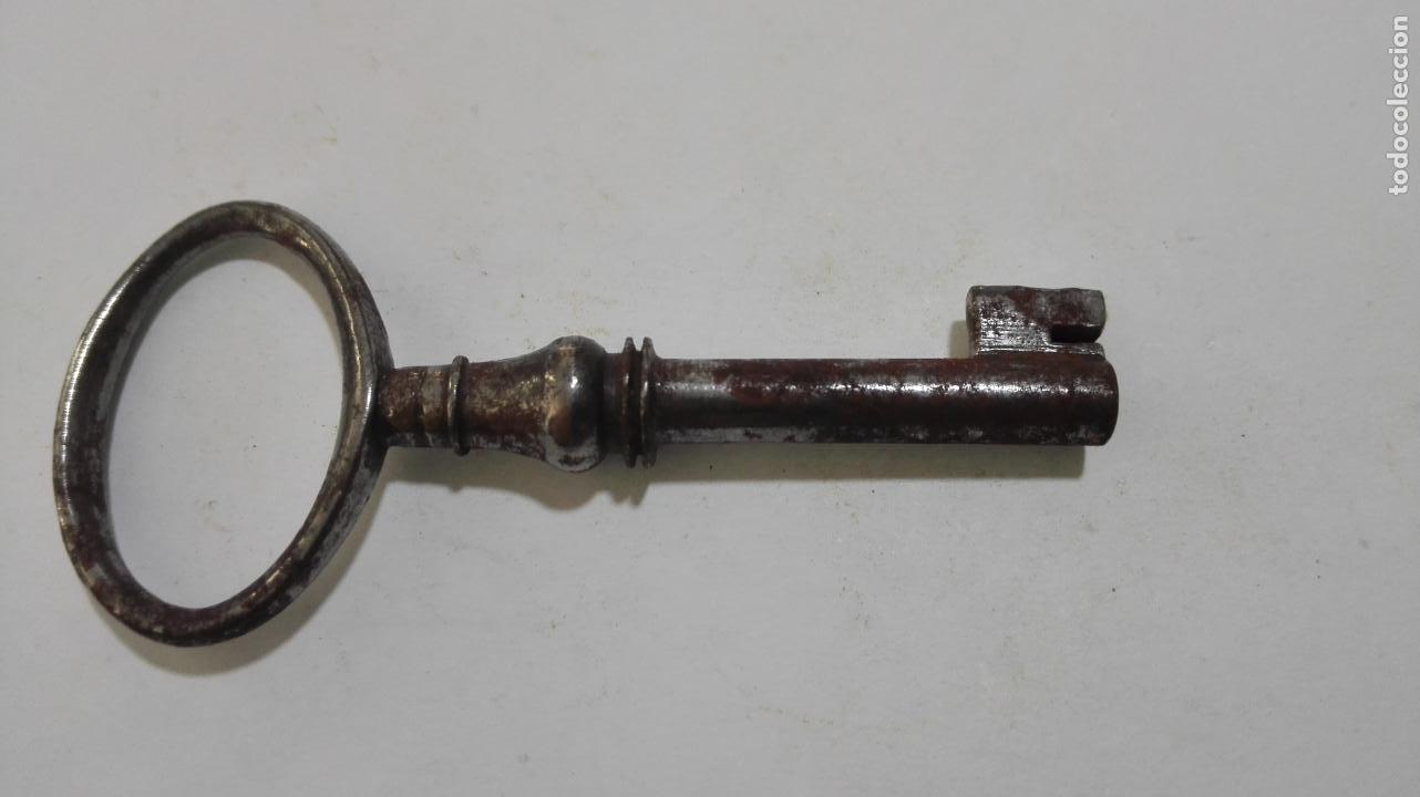 Antig&uuml;edades: LLAVE DE FORJA HUECA, HIERRO , LARGO 6,5 CM - Foto 1