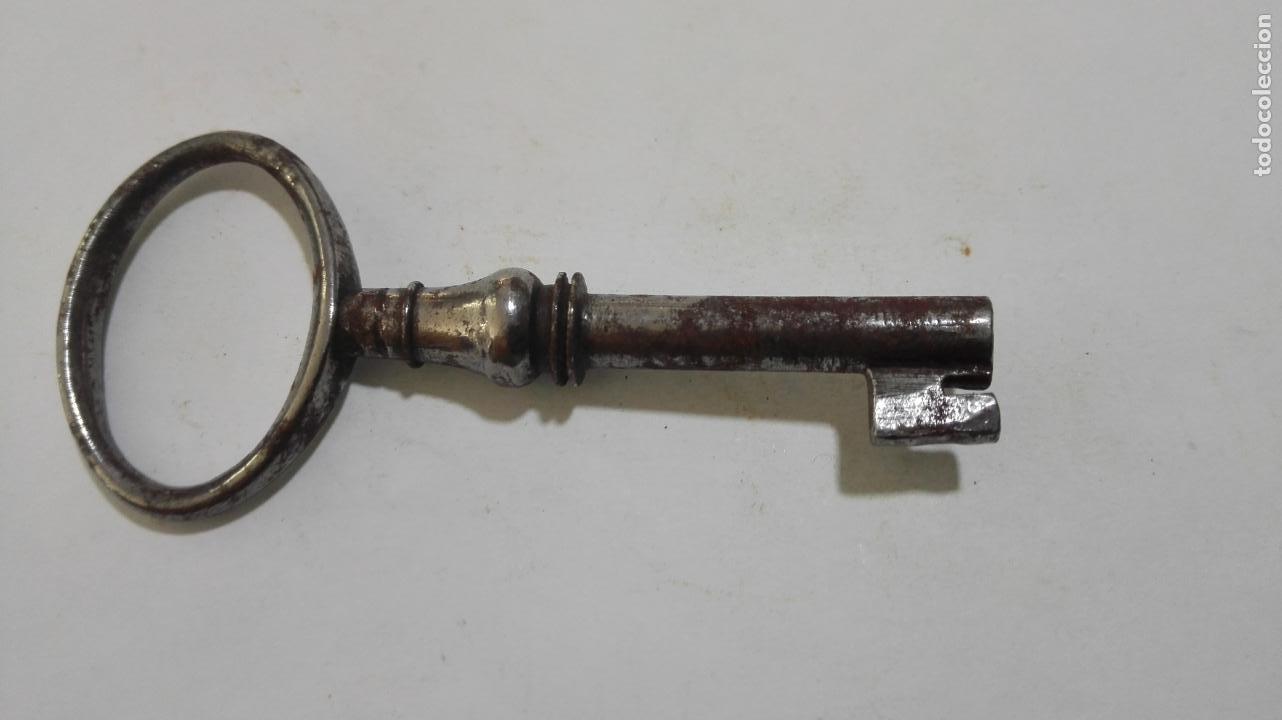 Antig&uuml;edades: LLAVE DE FORJA HUECA, HIERRO , LARGO 6,5 CM - Foto 2
