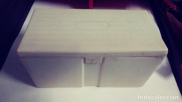 Antig&uuml;edades: caja con accesorios maquina de coser - Foto 1