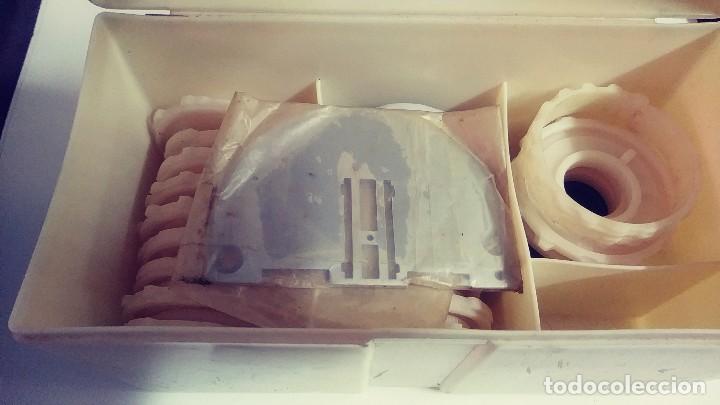 Antig&uuml;edades: caja con accesorios maquina de coser - Foto 5