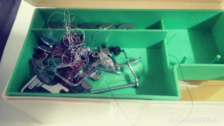 Antig&uuml;edades: caja con accesorios maquina de coser - Foto 6