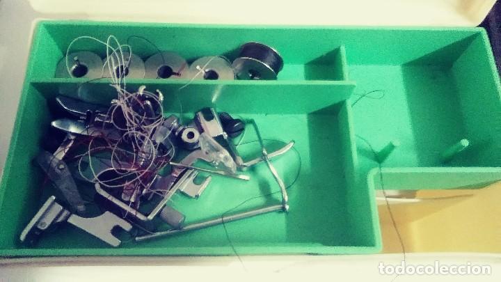 Antig&uuml;edades: caja con accesorios maquina de coser - Foto 7