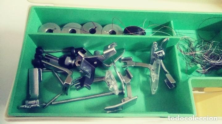 Antig&uuml;edades: caja con accesorios maquina de coser - Foto 8