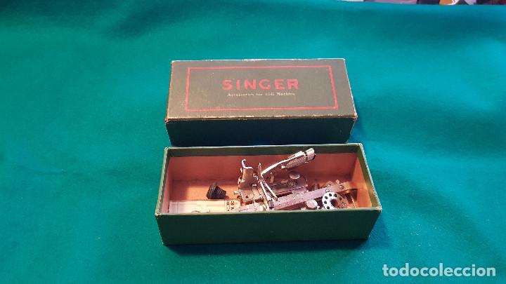 Antig&uuml;edades: CAJA DE CARTON SINGER CON ACCESORIOS - Foto 2
