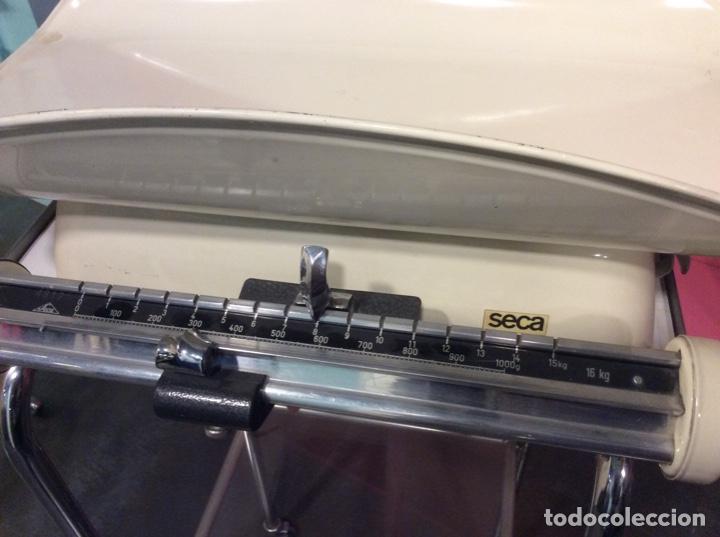 Antig&uuml;edades: Mesa con ruedas y B&aacute;scula bebes m&eacute;dico marca seca. Marca seca. - Foto 2