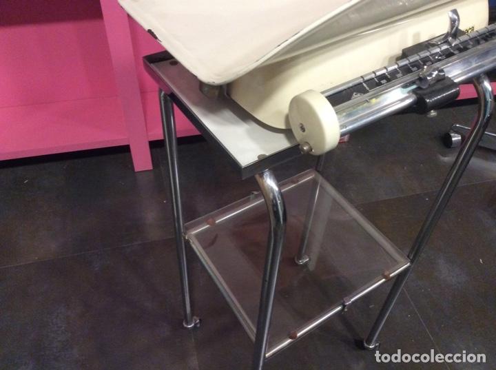 Antig&uuml;edades: Mesa con ruedas y B&aacute;scula bebes m&eacute;dico marca seca. Marca seca. - Foto 3