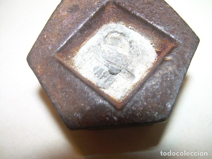 Antig&uuml;edades: ANTIGUO PONDERAL DE HIERRO Y CON MARCA EN LA BASE DE PLOMO. - Foto 3