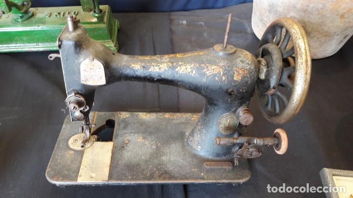 Antig&uuml;edades: maquina de coser - Foto 1