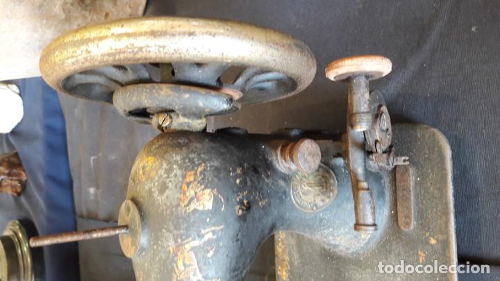 Antig&uuml;edades: maquina de coser - Foto 2