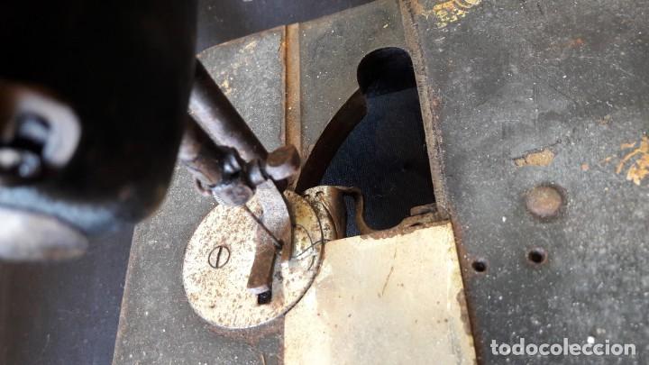 Antig&uuml;edades: maquina de coser - Foto 4