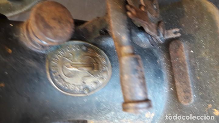 Antig&uuml;edades: maquina de coser - Foto 5