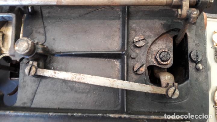 Antig&uuml;edades: maquina de coser - Foto 9