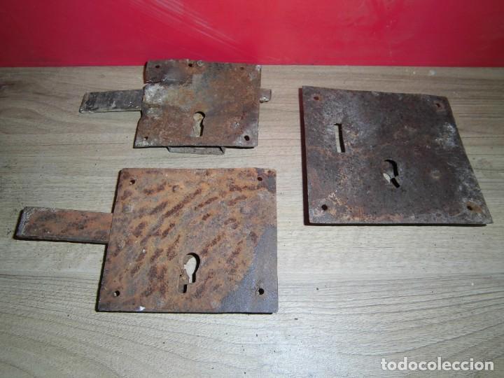 Antig&uuml;edades: tres cerraduras de forja - Foto 2