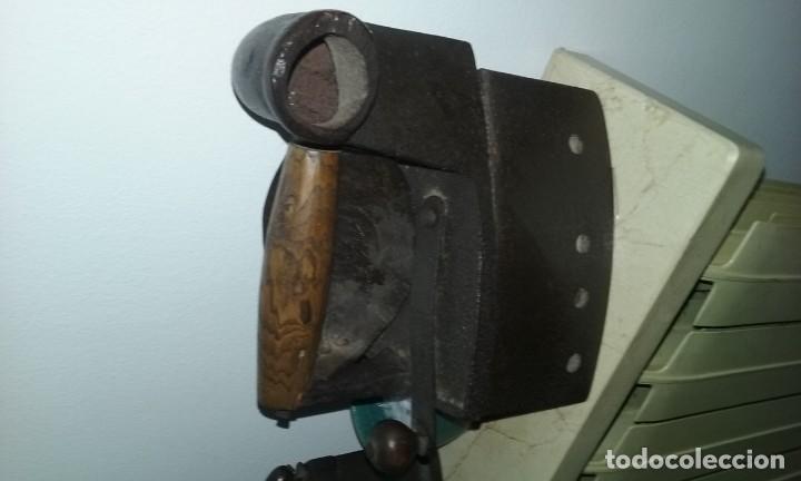 Antig&uuml;edades: plancha de carbon - Foto 2