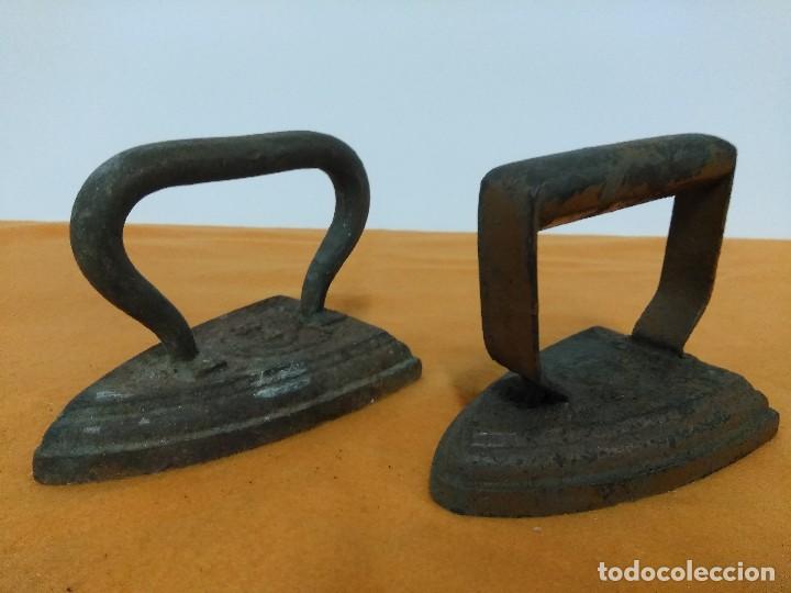 Antig&uuml;edades: LOTE DE ANTIGUAS PLANCHA DE CARBON - Foto 1