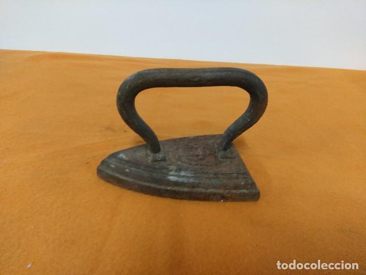 Antig&uuml;edades: LOTE DE ANTIGUAS PLANCHA DE CARBON - Foto 2