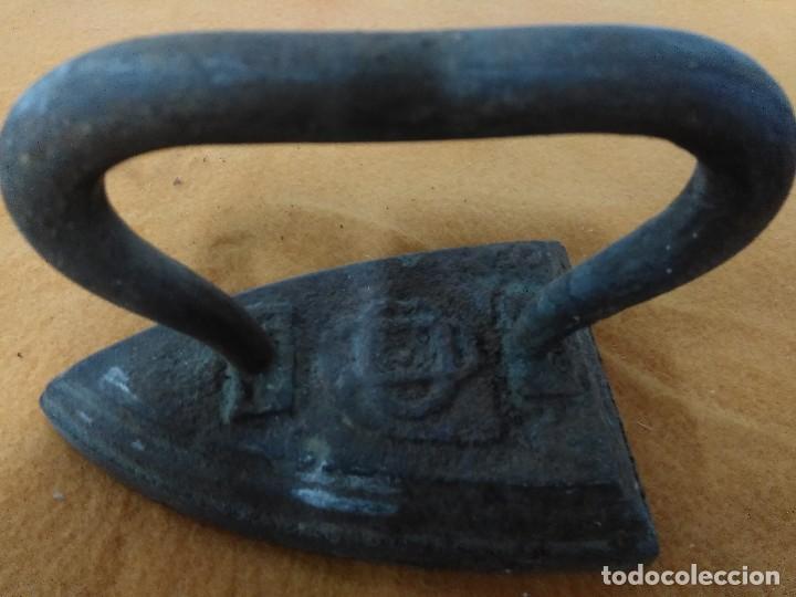Antig&uuml;edades: LOTE DE ANTIGUAS PLANCHA DE CARBON - Foto 3