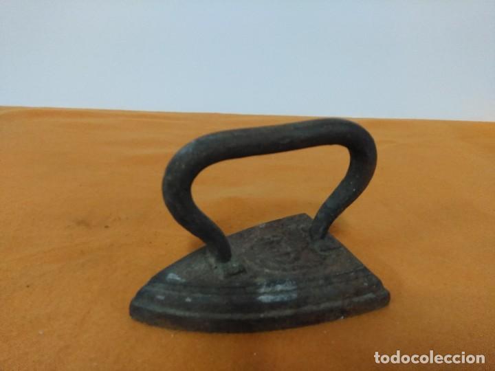 Antig&uuml;edades: LOTE DE ANTIGUAS PLANCHA DE CARBON - Foto 4