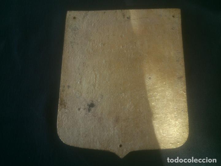 Antig&uuml;edades: ANTIGUO ESCUDO HER&Aacute;LDICO EN BRONCE MACIZO - Foto 2