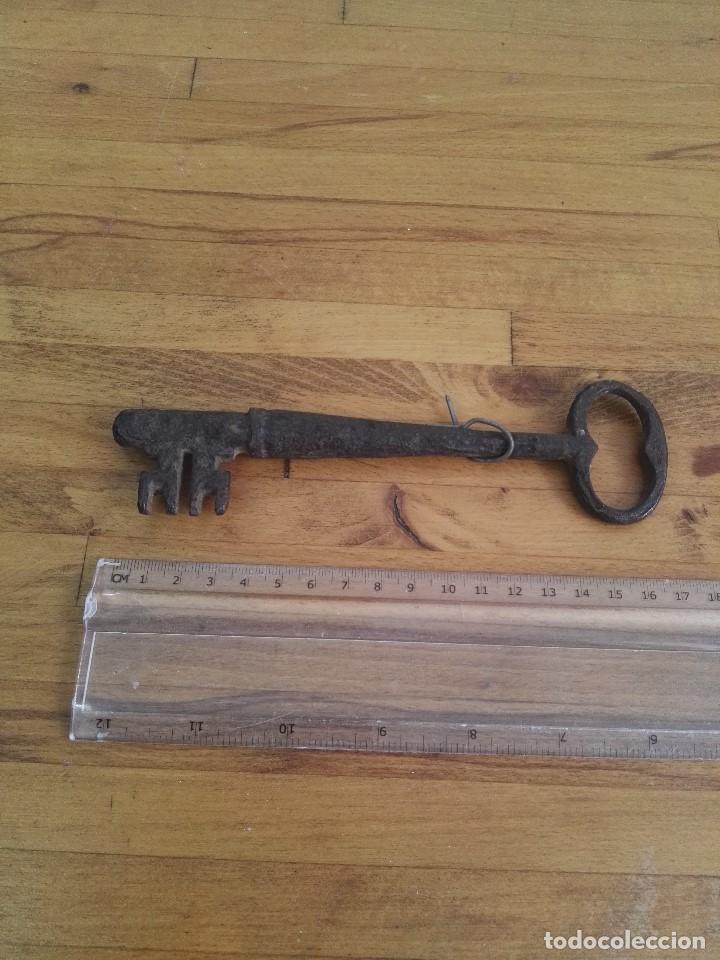 Antig&uuml;edades: Llave de hierro antigua dientes de tipo w - Foto 1