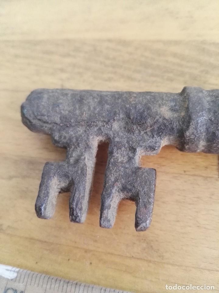 Antig&uuml;edades: Llave de hierro antigua dientes de tipo w - Foto 2
