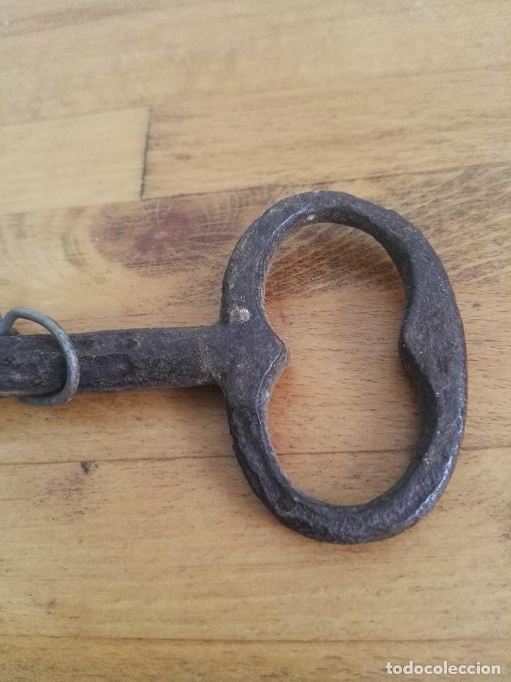 Antig&uuml;edades: Llave de hierro antigua dientes de tipo w - Foto 3