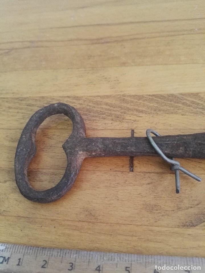 Antig&uuml;edades: Llave de hierro antigua dientes de tipo w - Foto 4