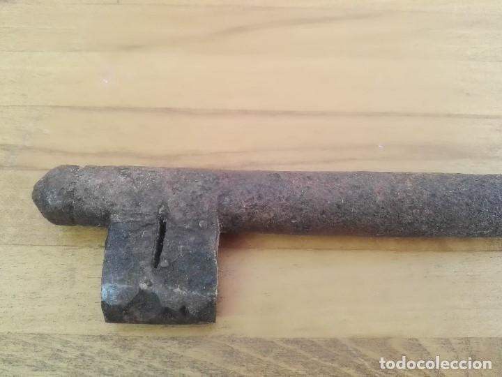 Antig&uuml;edades: Llave de hierro antigua larga - Foto 2
