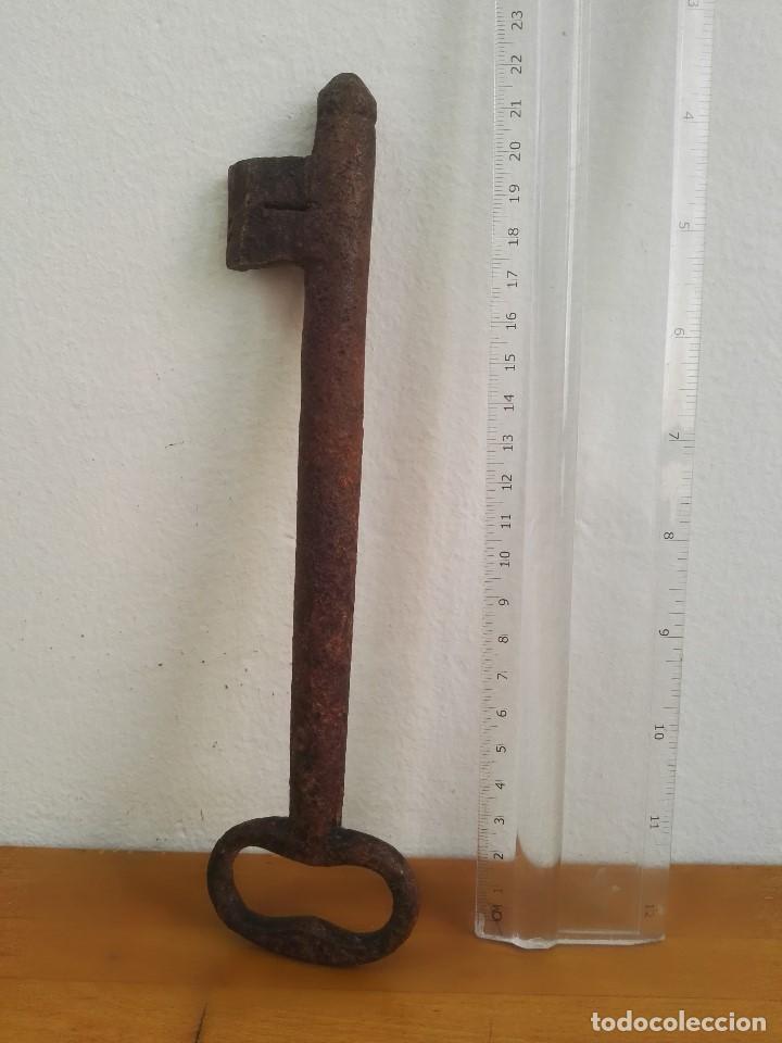 Antig&uuml;edades: Llave de hierro antigua larga - Foto 3