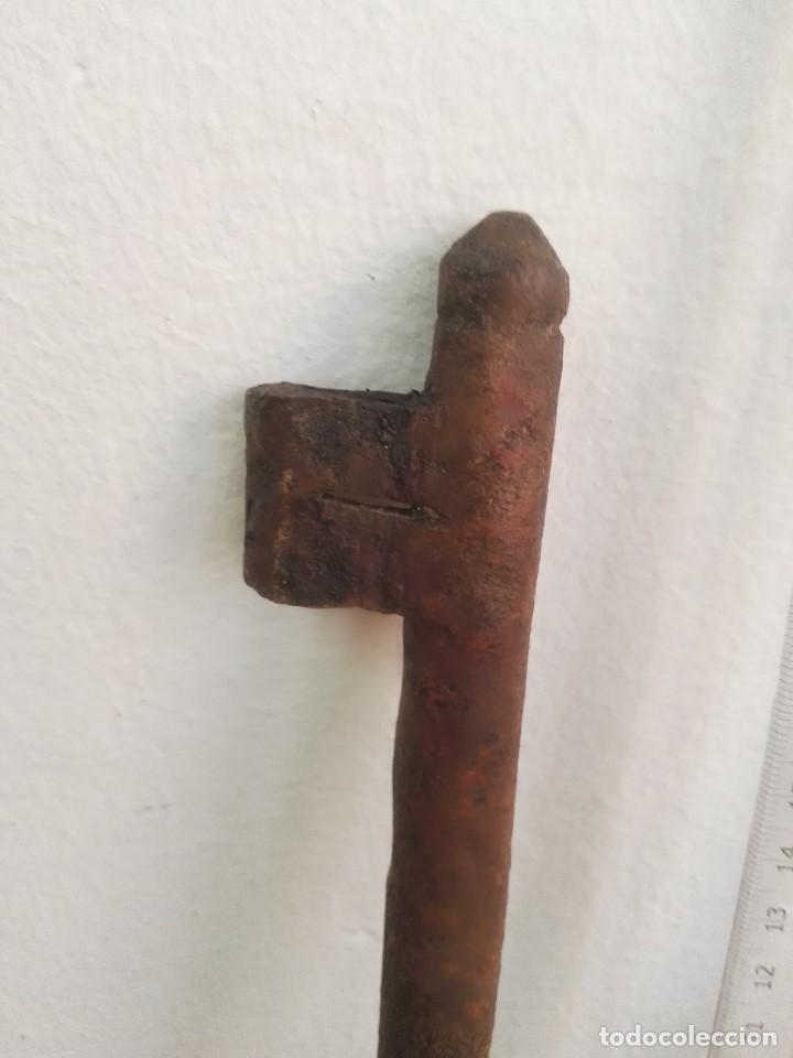 Antig&uuml;edades: Llave de hierro antigua larga - Foto 4