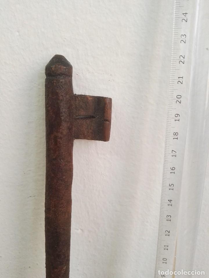 Antig&uuml;edades: Llave de hierro antigua larga - Foto 5