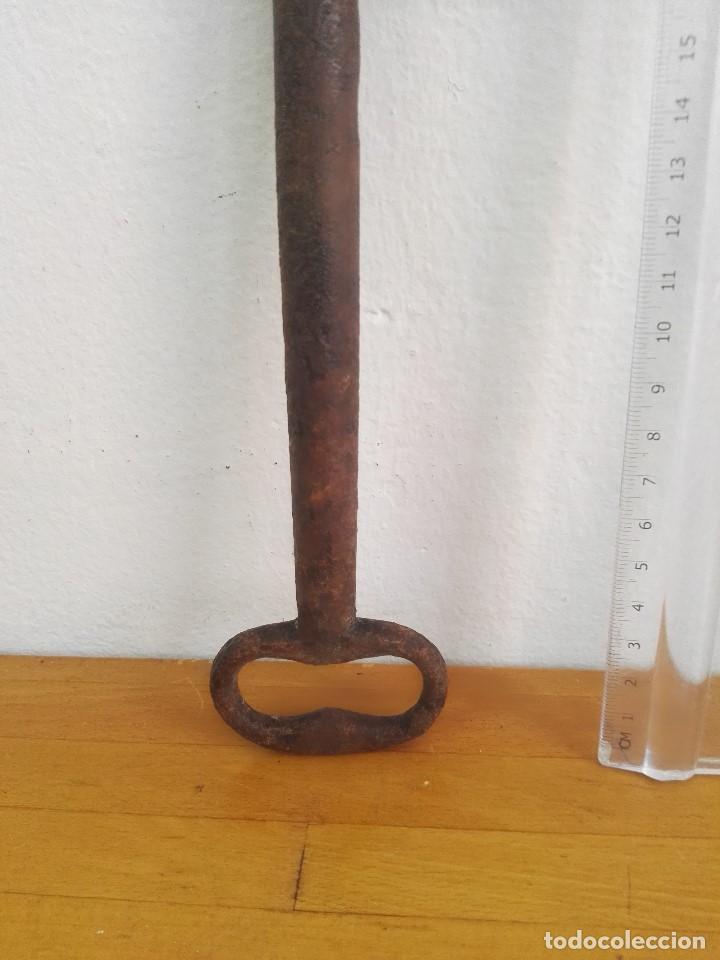 Antig&uuml;edades: Llave de hierro antigua larga - Foto 6
