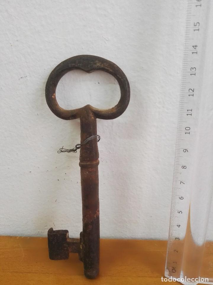 Antig&uuml;edades: Llave de hierro con la base achatada - Foto 1