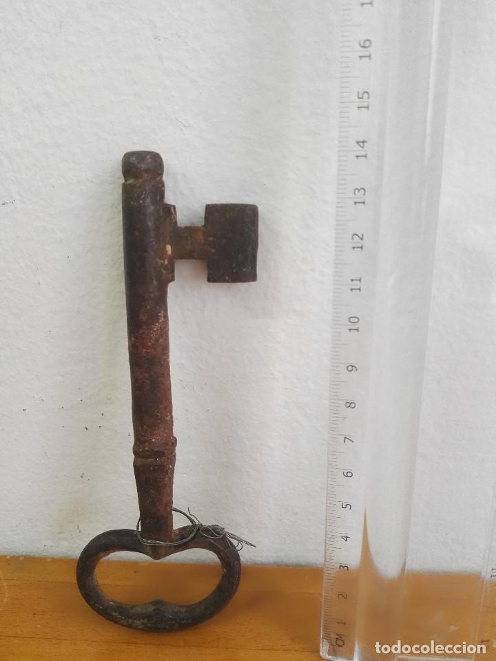 Antig&uuml;edades: Llave de hierro con la base achatada - Foto 2