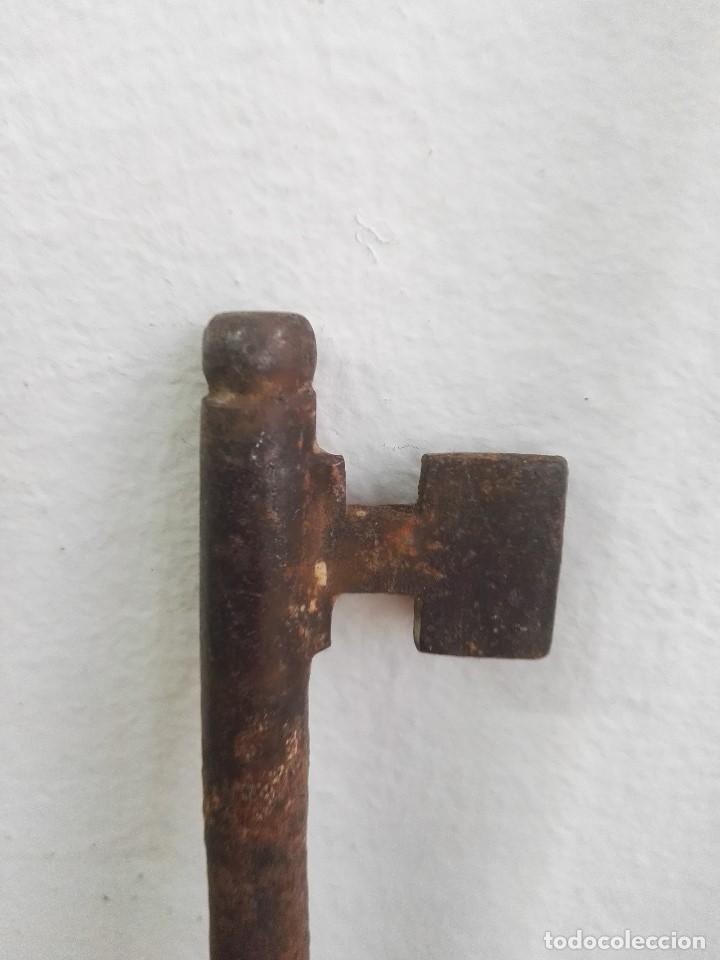 Antig&uuml;edades: Llave de hierro con la base achatada - Foto 3