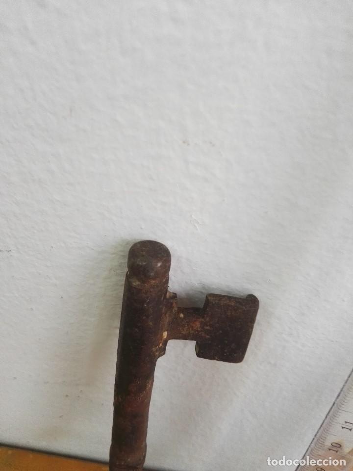 Antig&uuml;edades: Llave de hierro con la base achatada - Foto 4