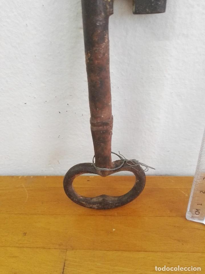Antig&uuml;edades: Llave de hierro con la base achatada - Foto 5