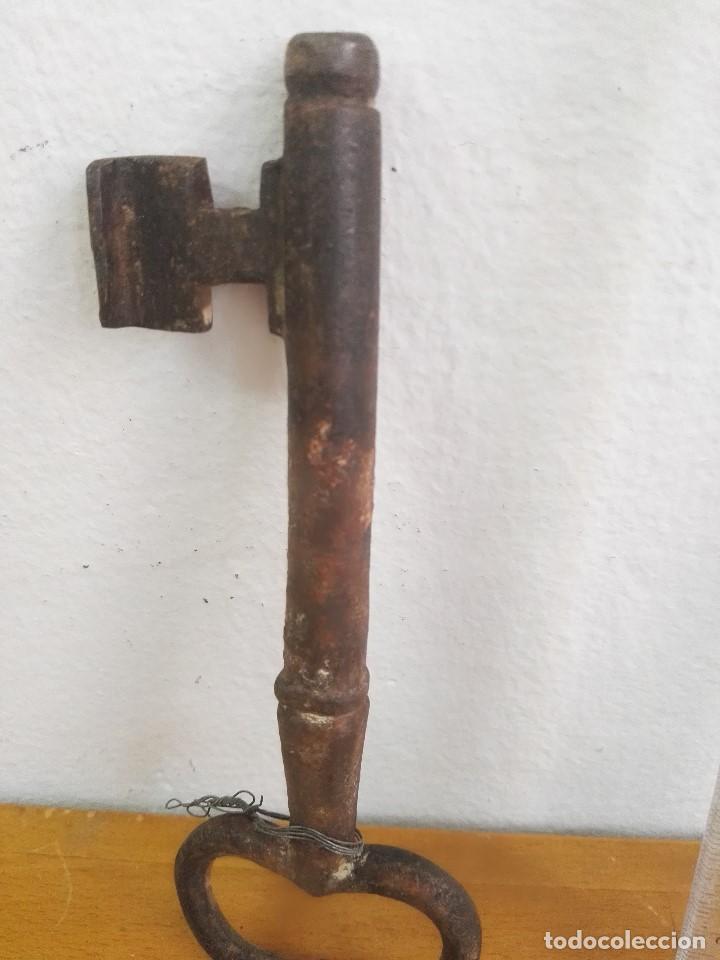Antig&uuml;edades: Llave de hierro con la base achatada - Foto 6