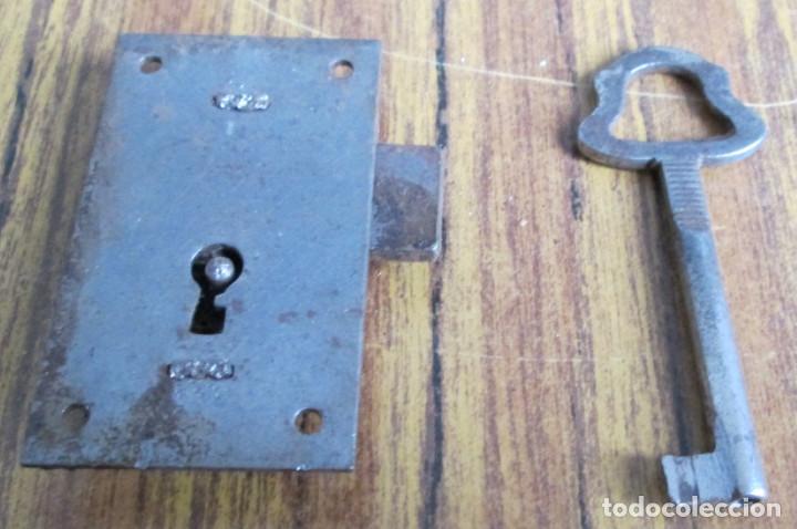Antig&uuml;edades: Cerradura antigua con llave -- Funciona - Foto 2