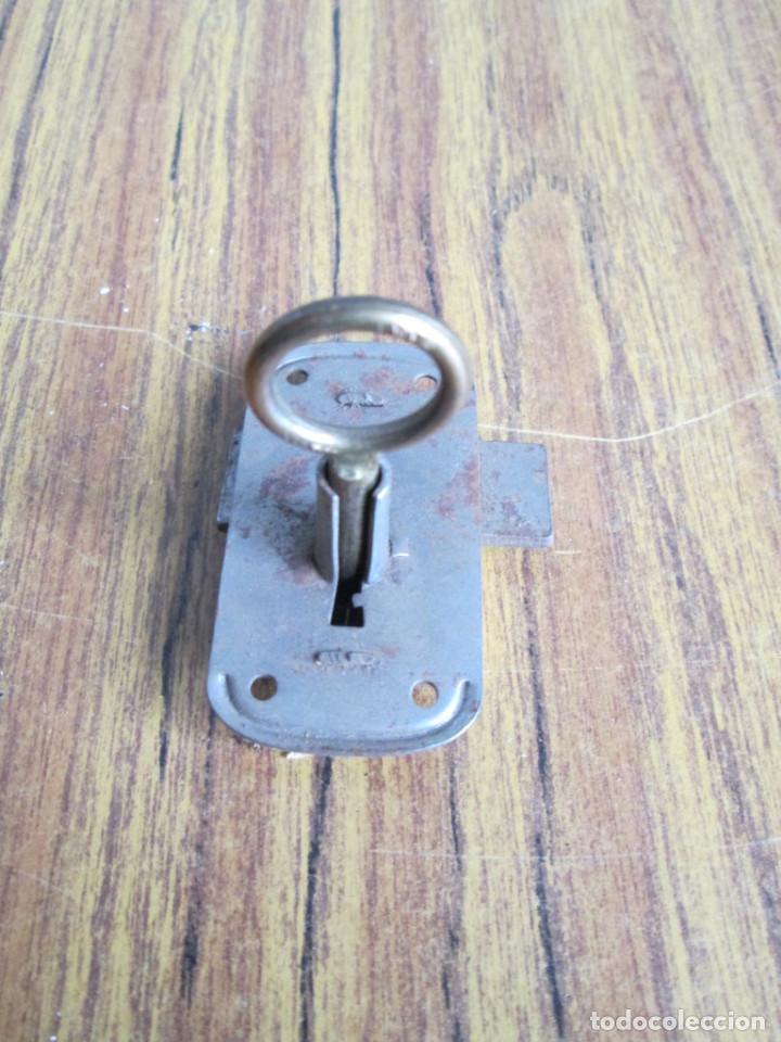 Antig&uuml;edades: Cerradura antigua con llave -- Funciona - Foto 1