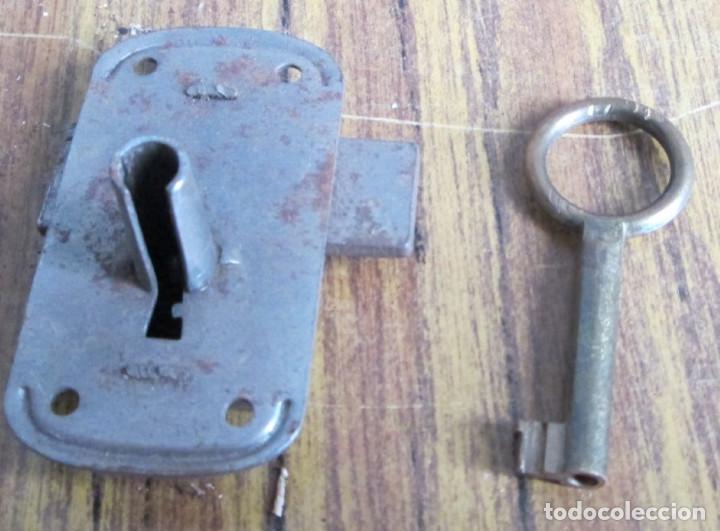 Antig&uuml;edades: Cerradura antigua con llave -- Funciona - Foto 2