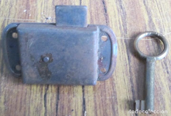 Antig&uuml;edades: Cerradura antigua con llave -- Funciona - Foto 3