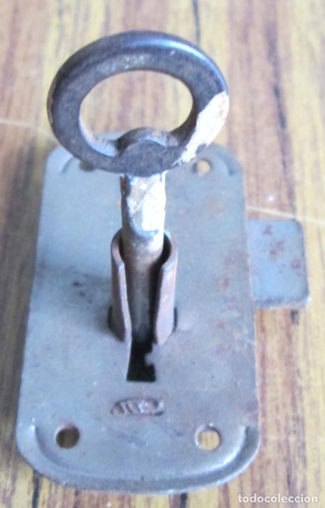 Antig&uuml;edades: Cerradura antigua con llave -- Funciona - Foto 1