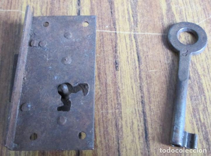 Antig&uuml;edades: Cerradura antigua con llave -- Funciona - Foto 2