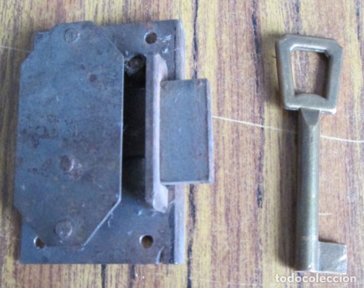 Antig&uuml;edades: Cerradura antigua con llave -- Funciona - Foto 3