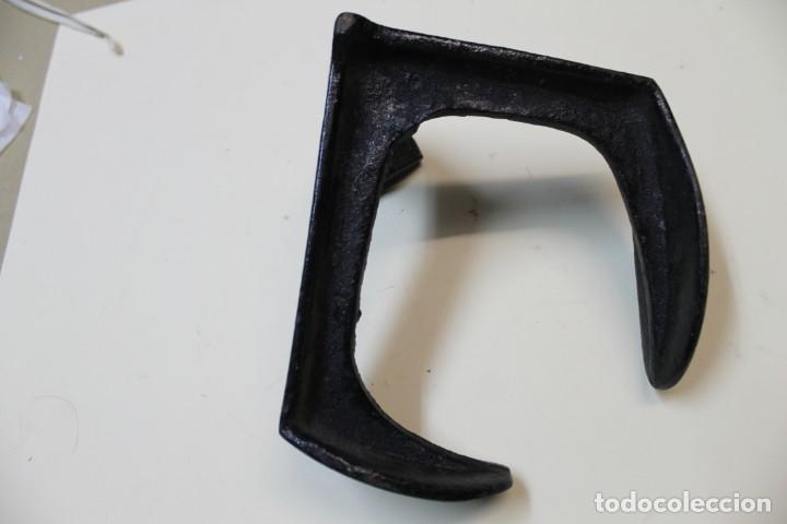 Antig&uuml;edades: PIE DE ZAPATERO YUNQUE HIERRO - Foto 3