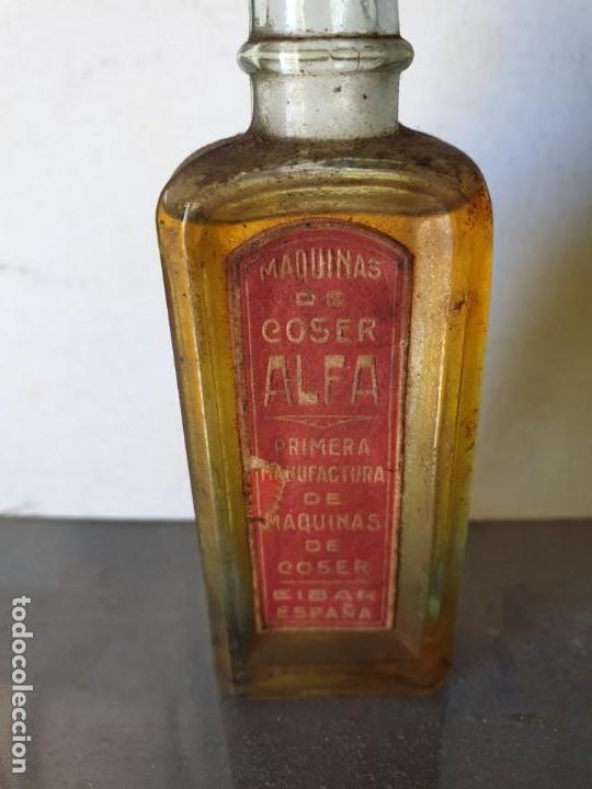 Antig&uuml;edades: Frasco maquina coser alfa - Foto 3
