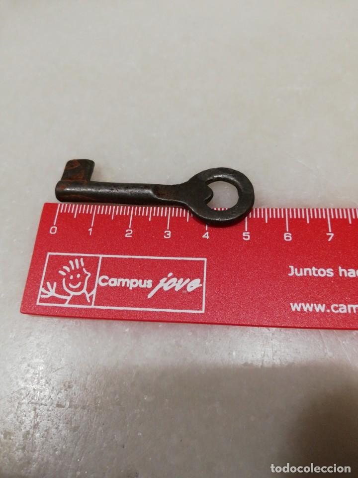 Antig&uuml;edades: Llave antigua de forja hueca. - Foto 1