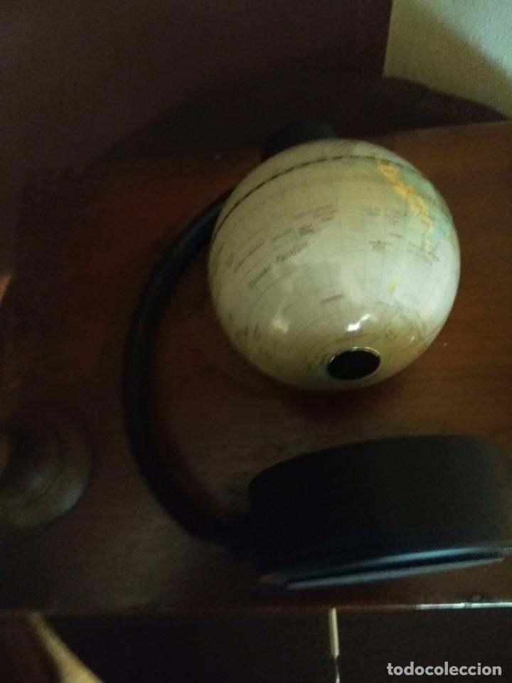 Antig&uuml;edades: Globo terraqueo con iman en los polos - Foto 3