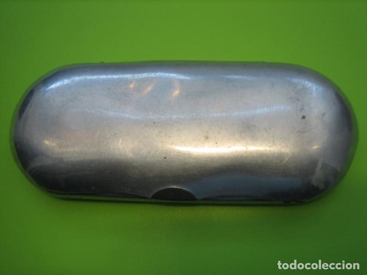 Antig&uuml;edades: Antigua funda en aluminio para gafas - Foto 2